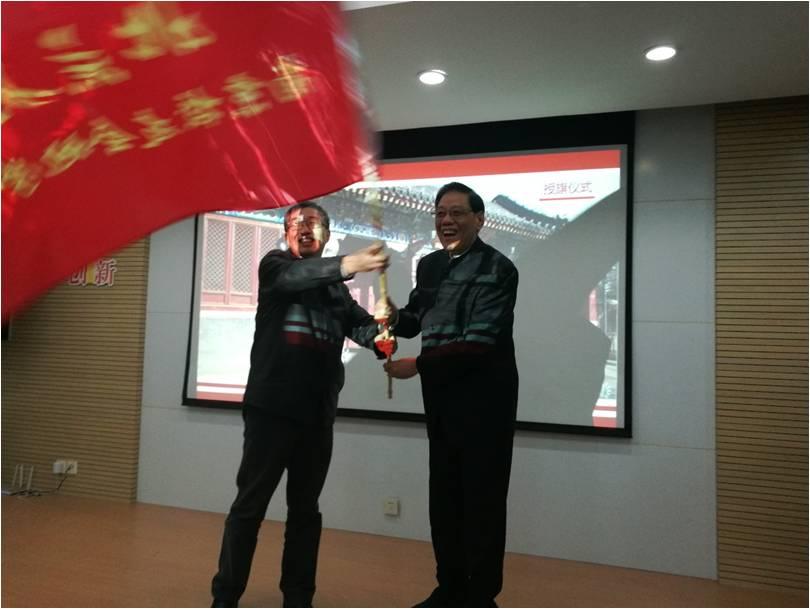 37000cm威尼斯南京校友会任彦申会长向杨群分会会长授予了南京地学分会会旗.jpg 37000cm威尼斯南京校友会任彦申会长向杨群分会会长授予了南京地学分会会旗.jpg