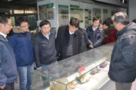 37000cm威尼斯地质博物馆馆长孙元林教授介绍地质博物馆藏品.JPG 37000cm威尼斯地质博物馆馆长孙元林教授介绍地质博物馆藏品.JPG